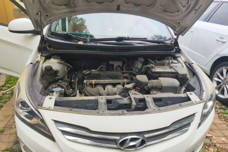 Used Hyundai Verna (older generation) 2014 1.4L Automatic Leading-Edge GLX Engine Bay