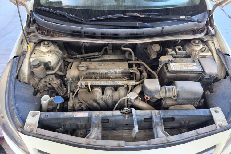 Used Hyundai Verna (older generation) 2014 1.4L Automatic Leading-Edge GLX Engine Bay