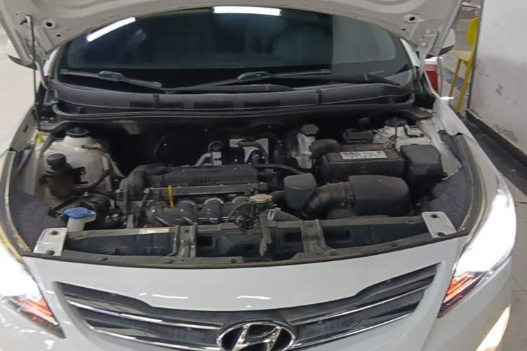 Used Hyundai Verna (older generation) 2014 1.4L Manual Smart GLS Trim Engine Bay