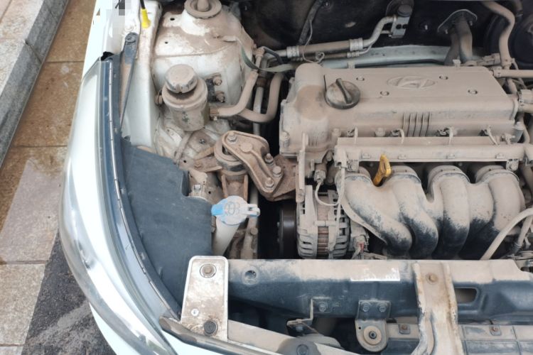 Used Hyundai Verna (older generation) 2014 1.4L Manual Smart GLS Trim Engine Bay Right