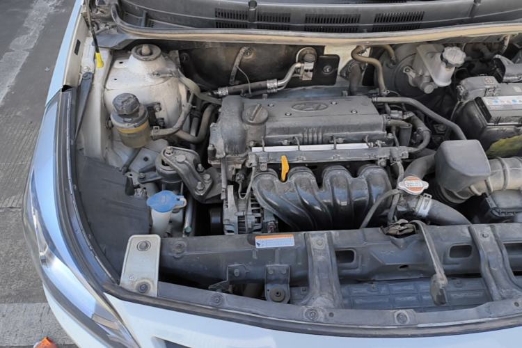 Used Hyundai Verna (older generation) 2014 1.4L Manual Smart GLS Trim Engine Bay Right