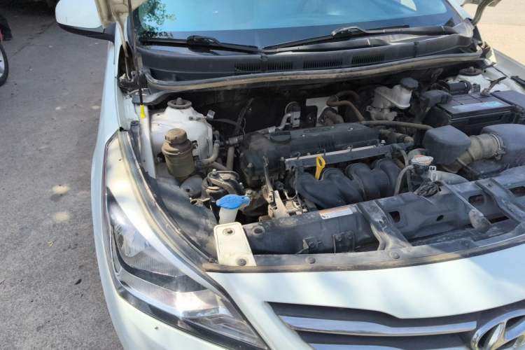 Used Hyundai Verna (older generation) 2014 1.4L Manual Smart GLS Trim Engine Bay Right
