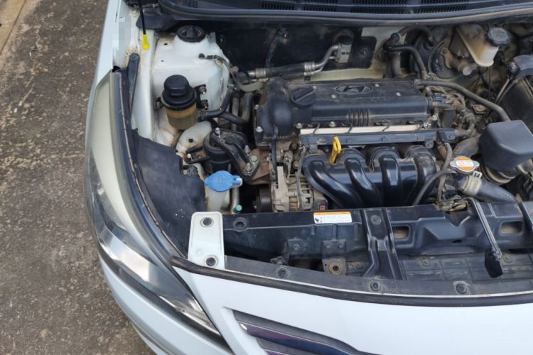 Used Hyundai Verna (older generation) 2014 1.4L Manual Smart GLS Trim Engine Bay Right