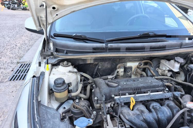 Used Hyundai Verna (older generation) 2014 1.4L Manual Smart GLS Trim Engine Bay Right