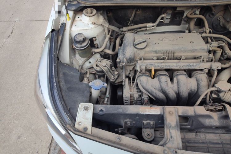 Used Hyundai Verna (older generation) 2014 1.4L Manual Smart GLS Trim Engine Bay Right