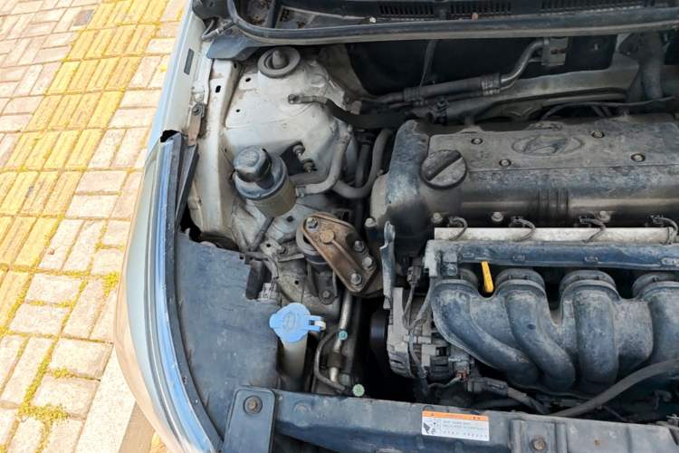 Used Hyundai Verna (older generation) 2014 1.4L Manual Smart GLS Trim Engine Bay Right