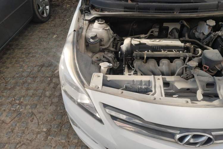 Used Hyundai Verna (older generation) 2014 1.4L Automatic Smart GLS Engine Bay Right