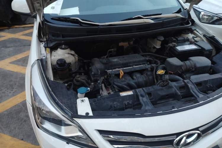 Used Hyundai Verna (older generation) 2014 1.4L Automatic Leading-Edge GLX Engine Bay Right