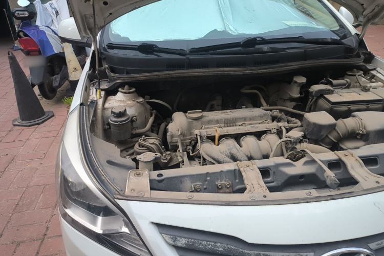 Used Hyundai Verna (older generation) 2014 1.4L Manual Smart GLS Trim Engine Bay Right