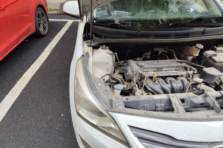 Used Hyundai Verna (older generation) 2014 1.4L Manual Smart GLS Trim Engine Bay Right