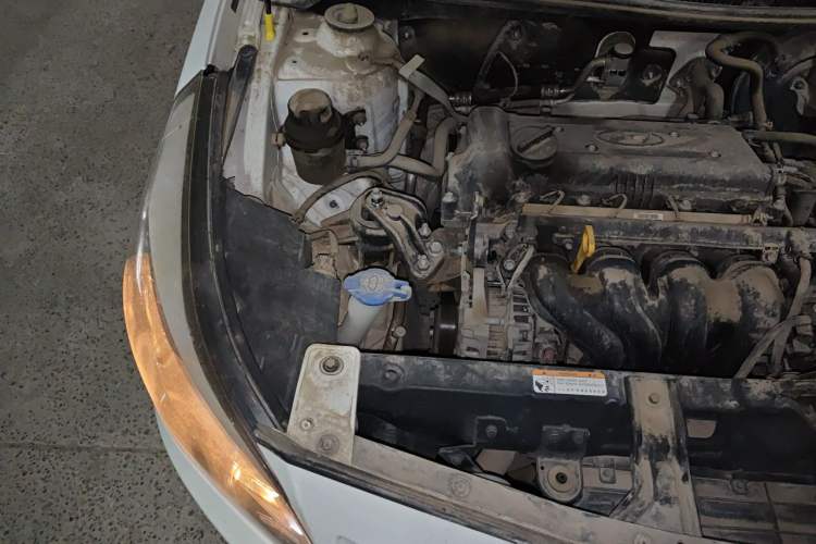 Used Hyundai Verna (older generation) 2014 1.4L Manual Smart GLS Trim Engine Bay Right