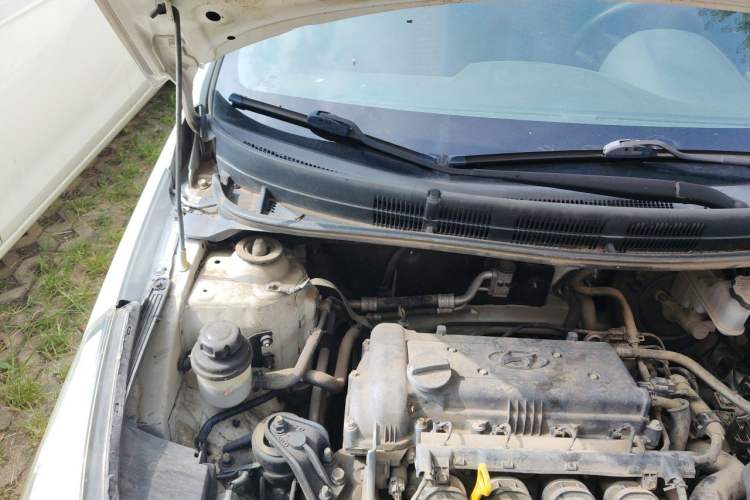 Used Hyundai Verna (older generation) 2014 1.4L Manual Smart GLS Trim Engine Bay Right