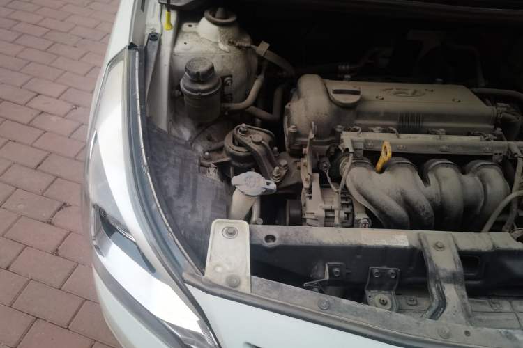 Used Hyundai Verna (older generation) 2014 1.4L Automatic Fashion GS Model Engine Bay Right