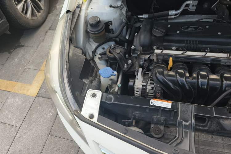 Used Hyundai Verna (older generation) 2014 1.6L Automatic Leading-Edge GLX Engine Bay Right