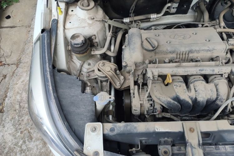 Used Hyundai Verna (older generation) 2014 1.4L Manual Smart GLS Trim Engine Bay Right
