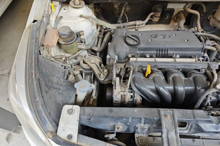 Used Hyundai Verna (older generation) 2014 1.4L Manual Smart GLS Trim Engine Bay Right
