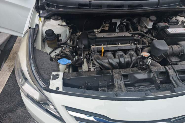 Used Hyundai Verna (older generation) 2014 1.4L Manual Smart GLS Trim Engine Bay Right