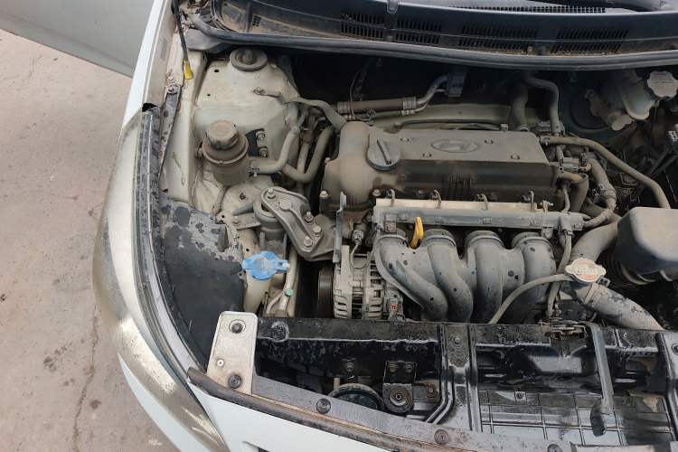 Used Hyundai Verna (older generation) 2014 1.4L Manual Smart GLS Trim Engine Bay Right