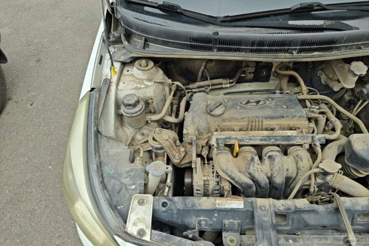 Used Hyundai Verna (older generation) 2014 1.4L Manual Smart GLS Trim Engine Bay Right
