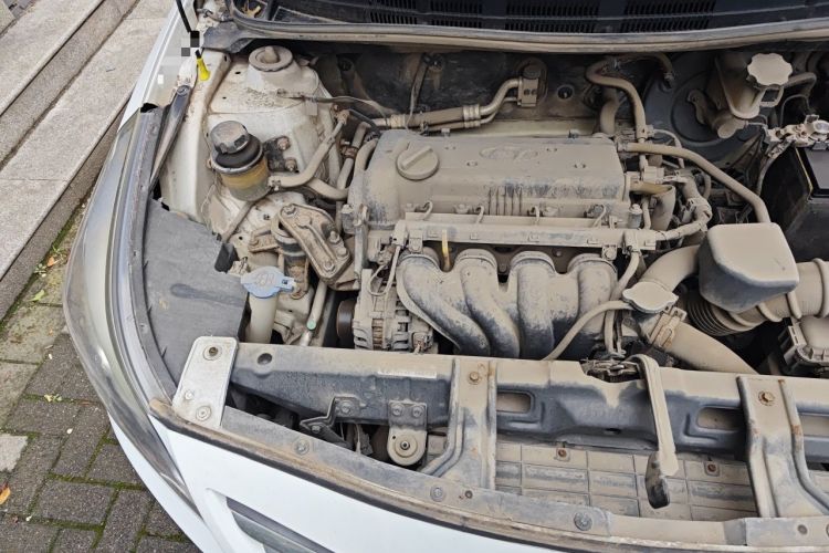Used Hyundai Verna (older generation) 2014 1.4L Manual Smart GLS Trim Engine Bay Right