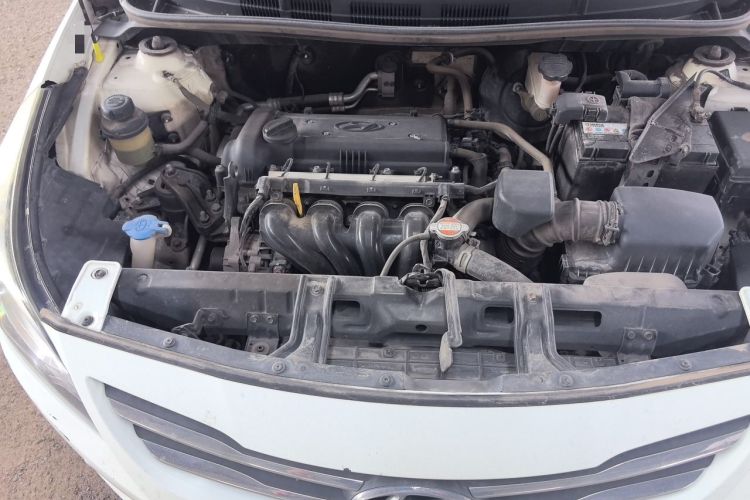 Used Hyundai Verna (older generation) 2014 1.4L Manual Smart GLS Trim Engine Bay Right
