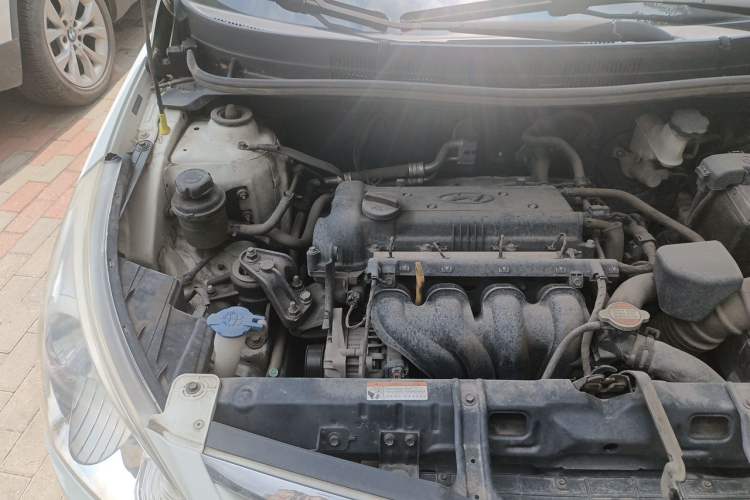 Used Hyundai Verna (older generation) 2014 1.4L Manual Smart GLS Trim Engine Bay Right