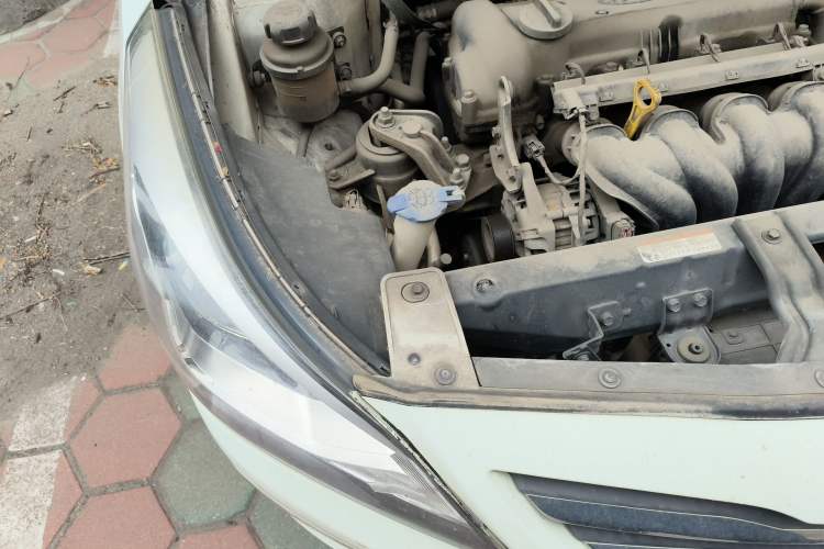 Used Hyundai Verna (older generation) 2014 1.4L Manual Smart GLS Trim Engine Bay Right