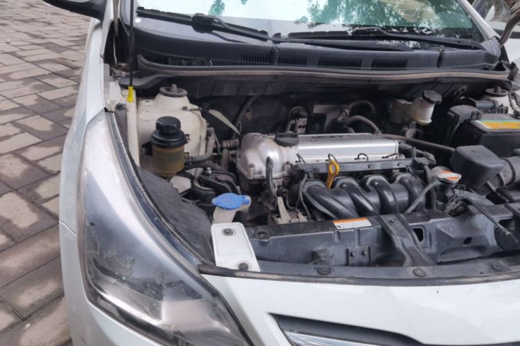 Used Hyundai Verna (older generation) 2014 1.4L Manual Smart GLS Trim Engine Bay Right
