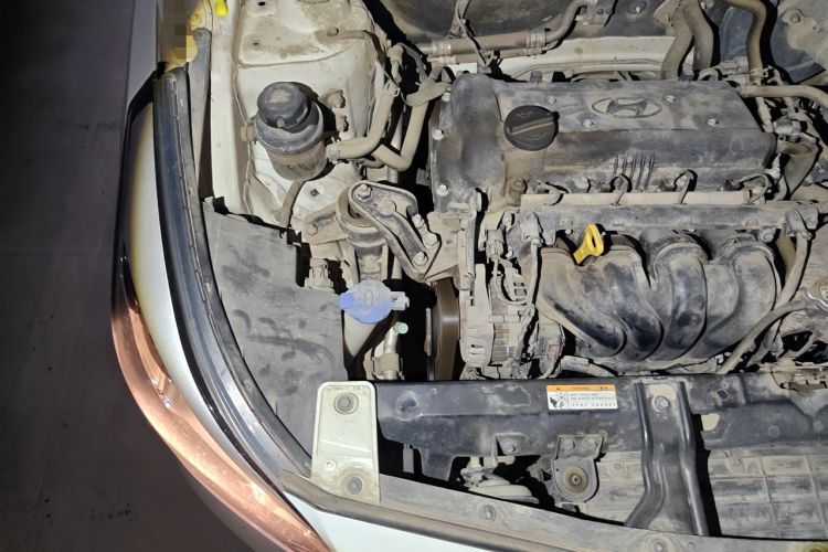 Used Hyundai Verna (older generation) 2014 1.4L Manual Smart GLS Trim Engine Bay Right
