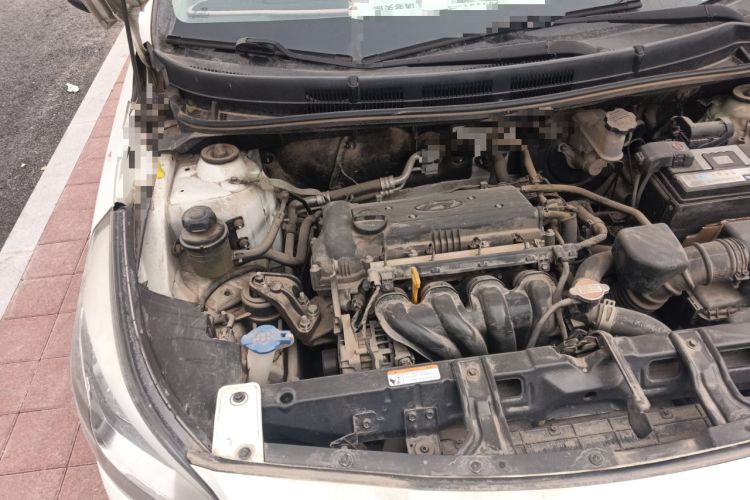 Used Hyundai Verna (older generation) 2014 1.4L Manual Smart GLS Trim Engine Bay Right