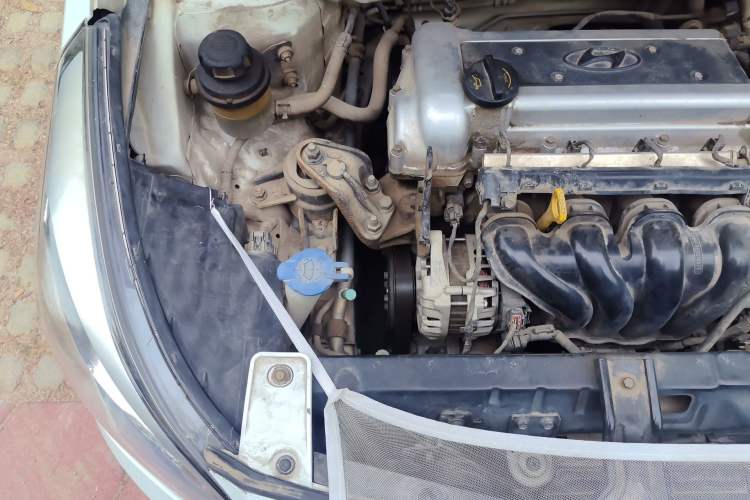 Used Hyundai Verna (older generation) 2014 1.4L Manual Smart GLS Trim Engine Bay Right