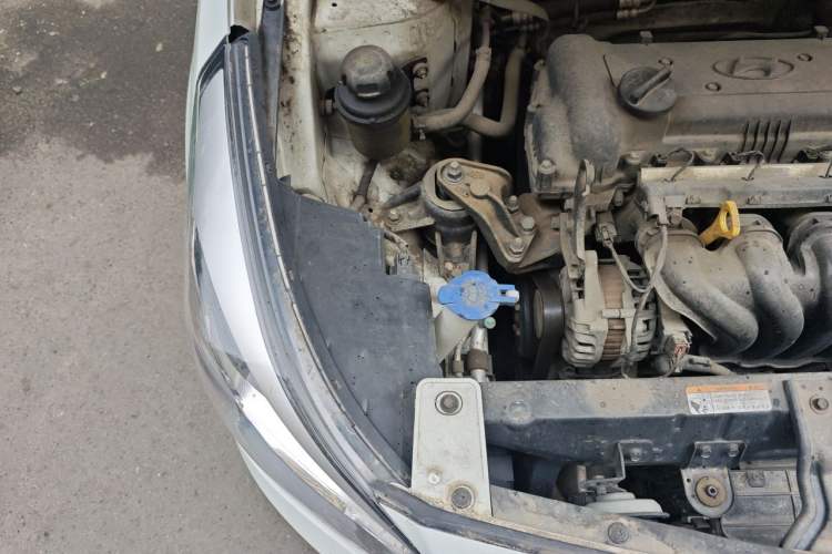Used Hyundai Verna (older generation) 2014 1.4L Manual Smart GLS Trim Engine Bay Right