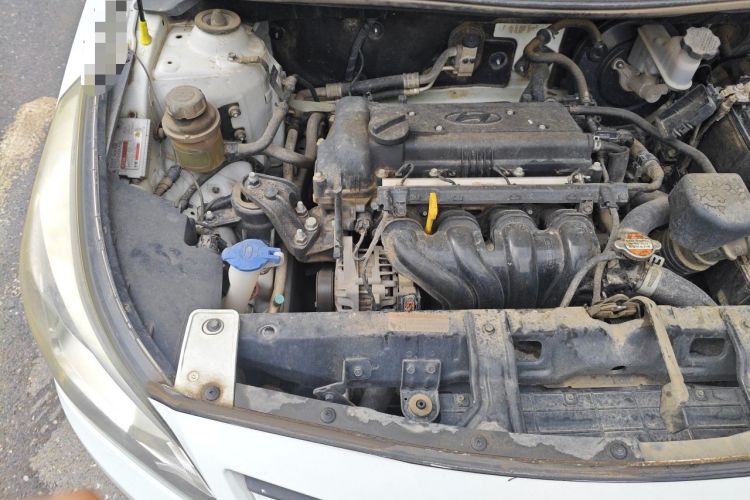 Used Hyundai Verna (older generation) 2014 1.4L Manual Smart GLS Trim Engine Bay Right