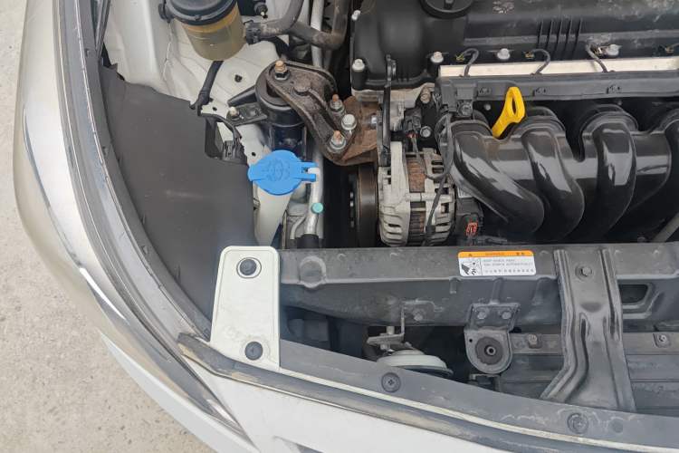 Used Hyundai Verna (older generation) 2014 1.4L Manual Smart GLS Trim Engine Bay Right