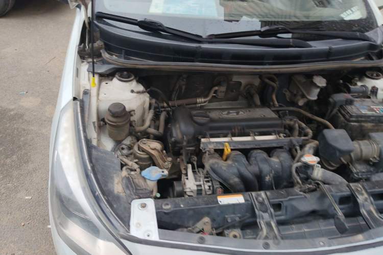 Used Hyundai Verna (older generation) 2014 1.4L Manual Smart GLS Trim Engine Bay Right