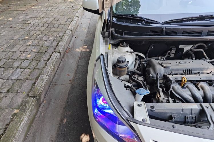 Used Hyundai Verna (older generation) 2014 1.4L Manual Smart GLS Trim Engine Bay Right