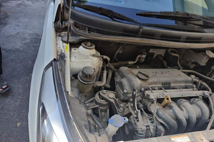 Used Hyundai Verna (older generation) 2014 1.4L Automatic Leading-Edge GLX Engine Bay Right