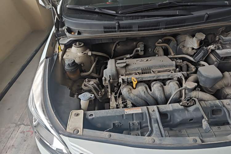 Used Hyundai Verna (older generation) 2014 1.4L Manual Smart GLS Trim Engine Bay Right