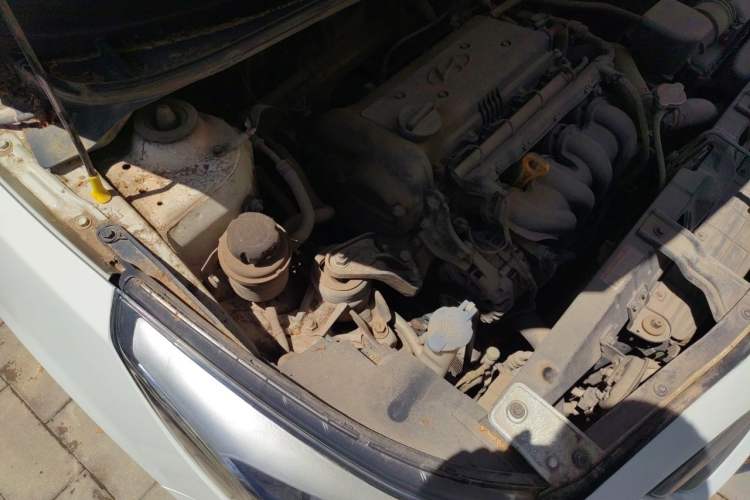 Used Hyundai Verna (older generation) 2014 1.4L Manual Smart GLS Trim Engine Bay Right