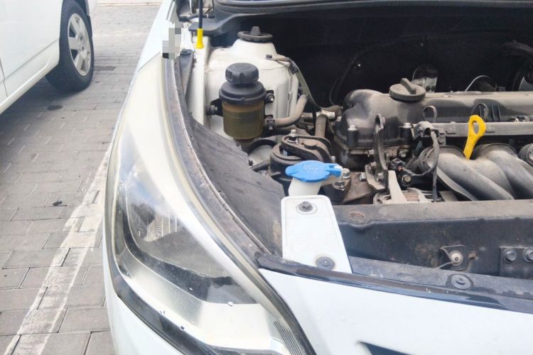 Used Hyundai Verna (older generation) 2014 1.4L Manual Smart GLS Trim Engine Bay Right