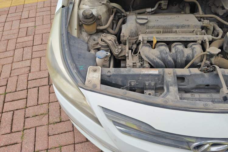 Used Hyundai Verna (older generation) 2014 1.4L Manual Smart GLS Trim Engine Bay Right