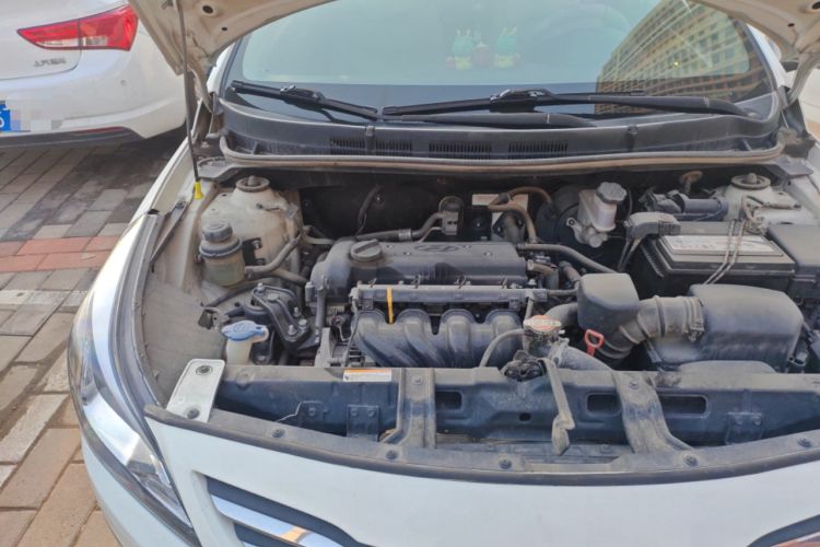 Used Hyundai Verna (older generation) 2014 1.4L Automatic Smart GLS Engine Bay Right