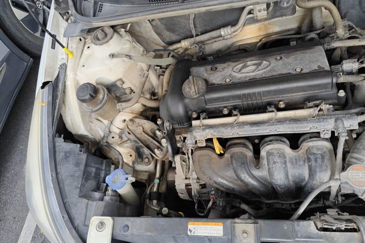 Used Hyundai Verna (older generation) 2014 1.4L Automatic Leading-Edge GLX Engine Bay Right