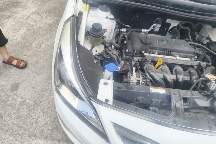 Used Hyundai Verna (older generation) 2014 1.4L Manual Smart GLS Trim Engine Bay Right