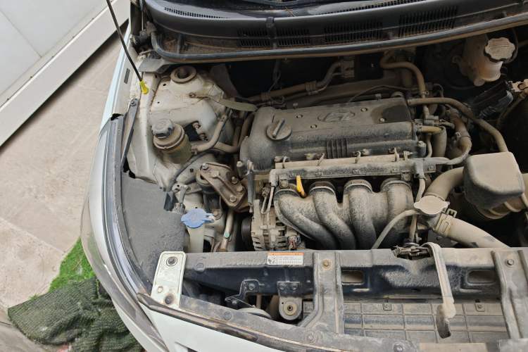 Used Hyundai Verna (older generation) 2014 1.4L Manual Smart GLS Trim Engine Bay Right