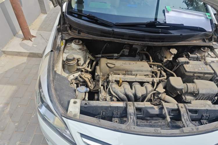 Used Hyundai Verna (older generation) 2014 1.4L Manual Smart GLS Trim Engine Bay Right