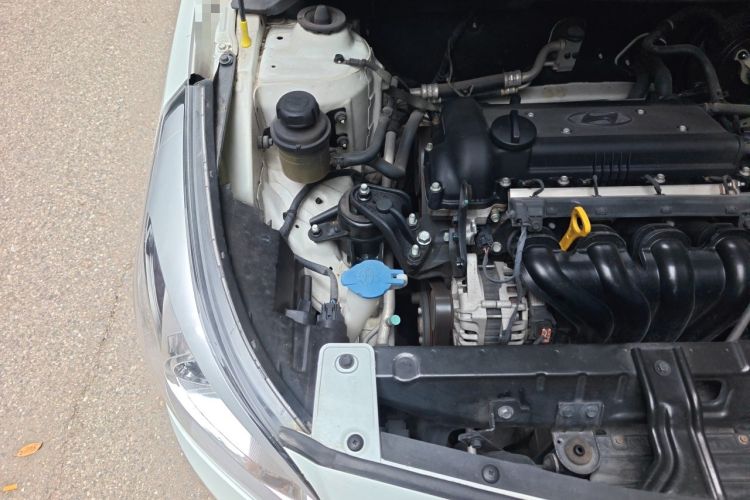 Used Hyundai Verna (older generation) 2014 1.4L Automatic Leading-Edge GLX Engine Bay Right