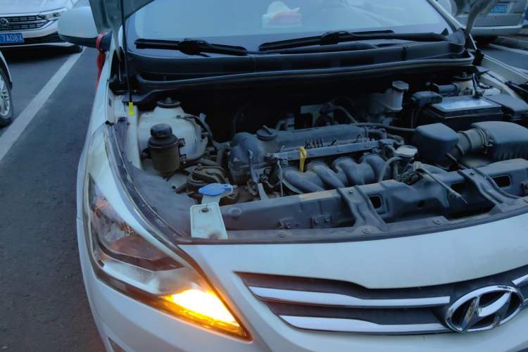 Used Hyundai Verna (older generation) 2014 1.4L Manual Smart GLS Trim Engine Bay Right