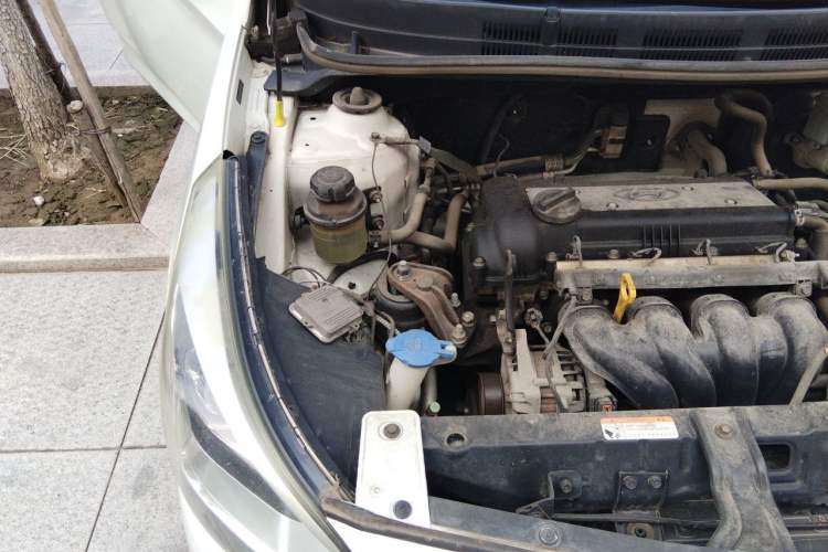 Used Hyundai Verna (older generation) 2014 1.4L Manual Smart GLS Trim Engine Bay Right