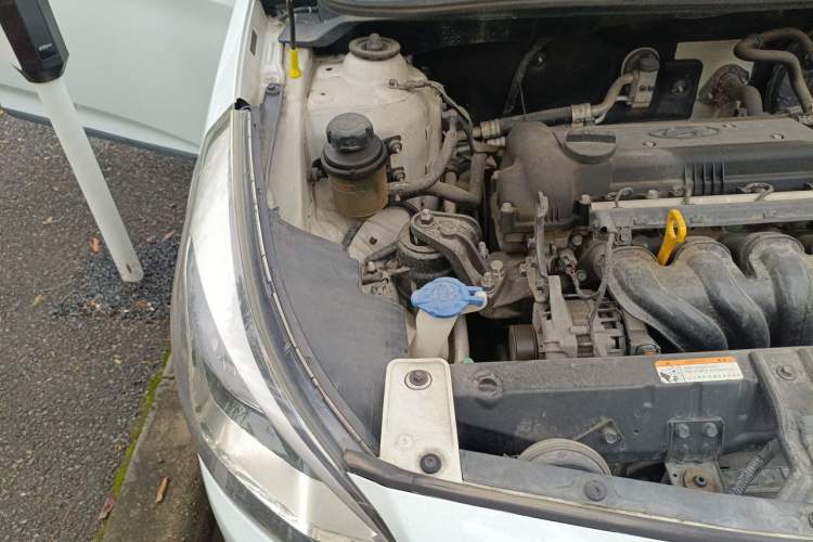 Used Hyundai Verna (older generation) 2014 1.4L Manual Smart GLS Trim Engine Bay Right
